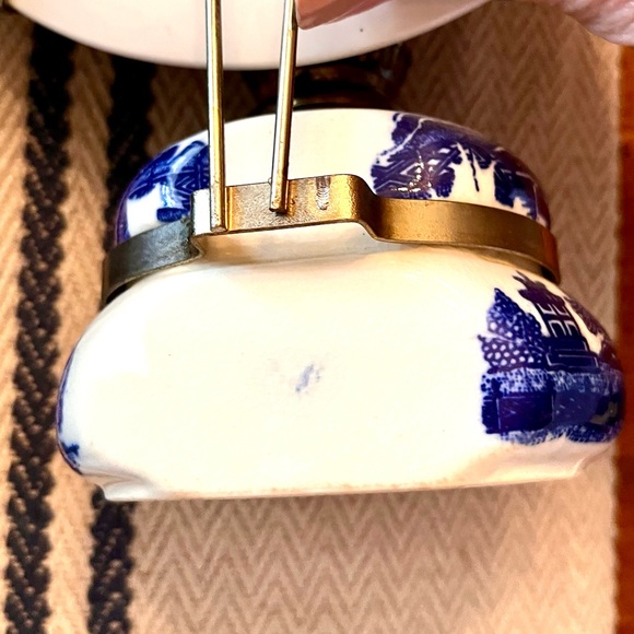 Pair Vintage, Rare, Blue Willow Oil Lamps with Reflector - Picture 5 of 10